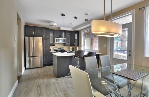 Cote-Des-Neiges—Notre-Dame-De-Grace Apartamento | Condominio de lujo de 2 habitaciones y 2 baños con estacionamiento GRATUITO