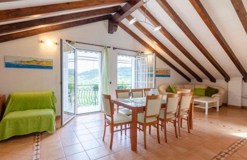 San Lorenzo della Costa Apartamento | Ca' do Pescou, Charming 2,Bedroom Apartment with Stunning Hill Views Overlooking the Greenery
