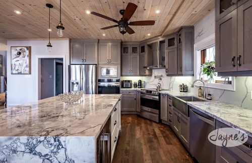 Dysart et al Cabaña | Sandy Beach! Gorgeous new Build! 5 bed 5 bath cottage on Drag Lake!