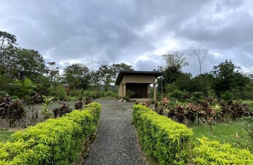 Aguas termales de Arenal Apartamento | Cabaña Buganvilia Jardines & Volcán