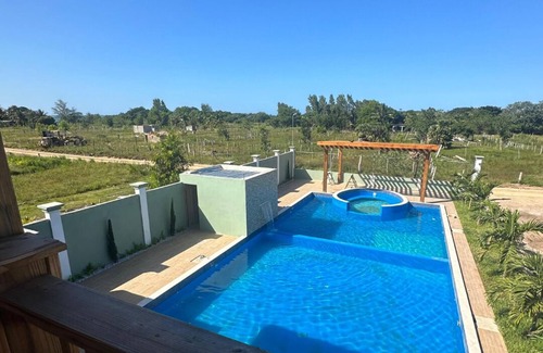 Colon Casa | Cabaña de Playa en Puerto Castilla con 3 Habitaciones King y 2 Baños