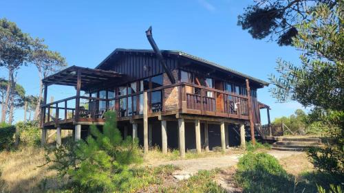 Pinamar Casa | Cabaña en la playa. ventanales y terraza al mar