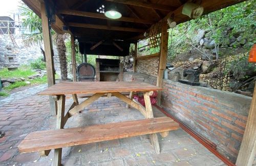 Los Azules Casa | Cabaña Rústica en el Corazón de la Montaña