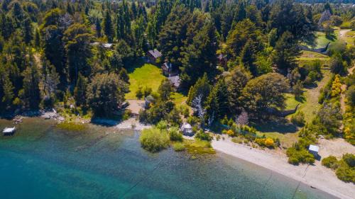 San Carlos de Bariloche Cabina | Cabañas Villa Labrador con costa de lago