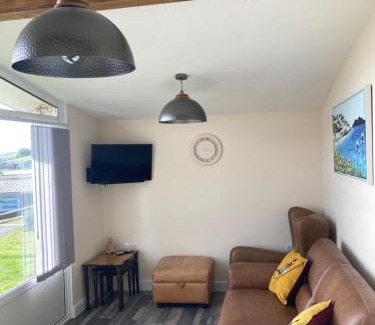 Llanybri Chalet De Esquí | Caban Cynnes- The Cosy Cabin, Holiday let, near Mansion House, Llansteffan