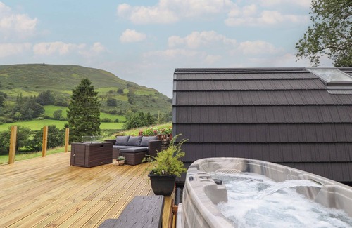 Dinas Mawddwy Cabaña | CABAN TIRION, romantic, with hot tub in Dolgellau