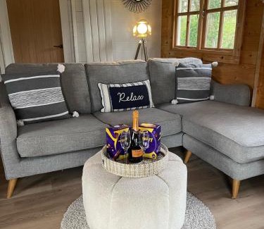 Chwilog Chalet De Esquí | Caban Y Tan Dderwen with private Wood Fired Hot Tub
