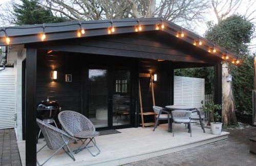 Chwilog Chalet De Esquí | Caban Y Tan Dderwen with private Wood Fired Hot Tub