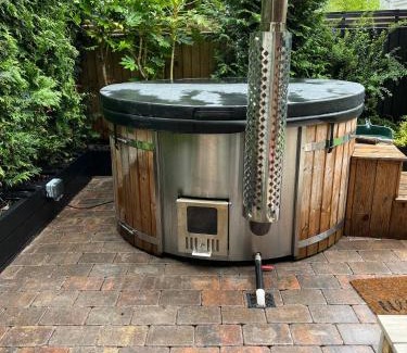 Chwilog Chalet De Esquí | Caban Y Tan Dderwen with private Wood Fired Hot Tub