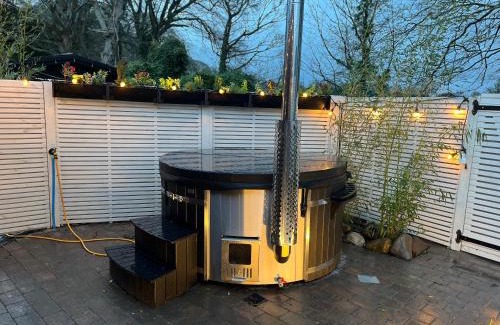Chwilog Chalet De Esquí | Caban Y Tan Ffawydd Luxury couples retreat with private Wood Fired Hot Tub