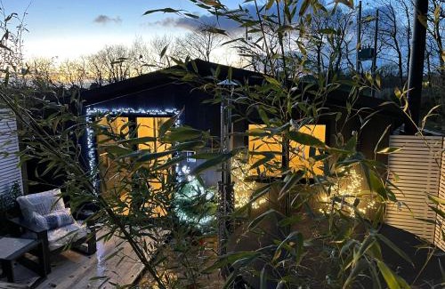 Chwilog Chalet De Esquí | Caban Y Tan Ffawydd Luxury couples retreat with private Wood Fired Hot Tub