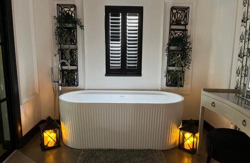 Chwilog Chalet De Esquí | Caban Y Tan Ffawydd Luxury couples retreat with private Wood Fired Hot Tub