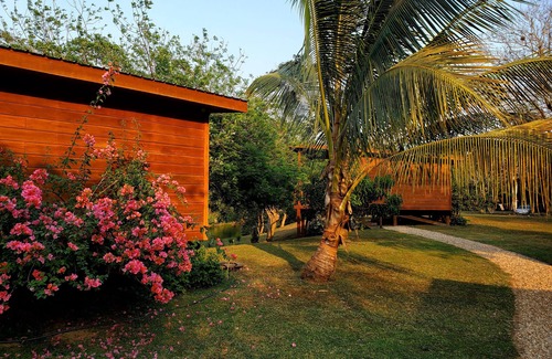 San Ignacio Cabina | Cabana 2 -Modern amenities cabin, on the banks of the Belize River