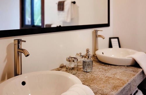 San Ignacio Cabina | Cabana 2 -Modern amenities cabin, on the banks of the Belize River