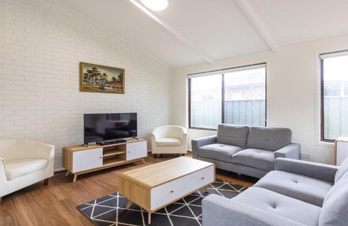 Yamba Casa | Cabana Feliz Yamba, Pet Friendly Cottage