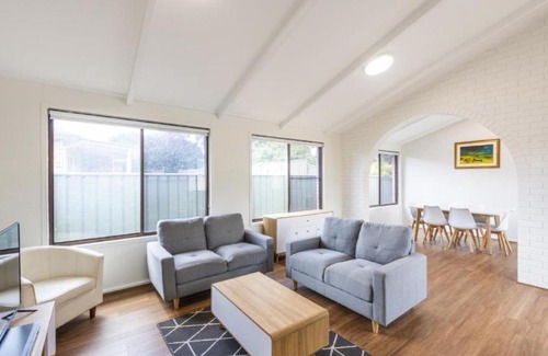 Yamba Casa | Cabana Feliz Yamba, Pet Friendly Cottage