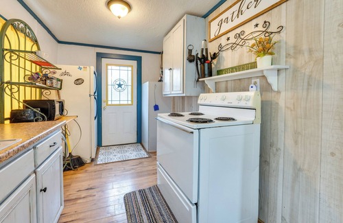 Concan Cabaña | 'cabana Luna' Cabin w/ Deck, Swing & Fire Pit!