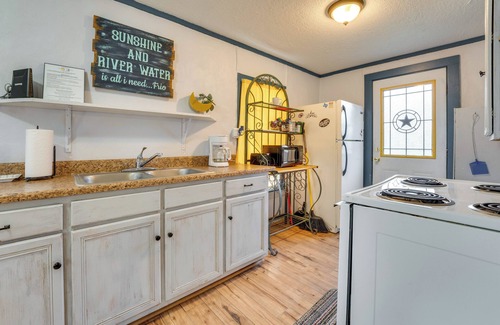 Concan Cabaña | 'cabana Luna' Cabin w/ Deck, Swing & Fire Pit!