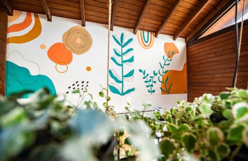 Vila Esperanca Casa | Cabana Perfeita a 800m da Praia - Lareira externa, Quintal Amplo, Pet Friendly, Ar condicionado, Netflix e Conforto completo