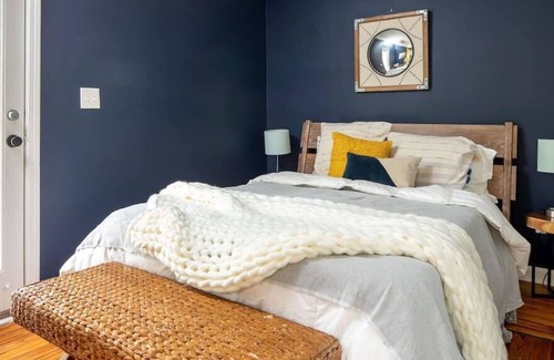 Cabbagetown Casa | This house is a 2 bedroom(s), 1 bathrooms, located in Atlanta, GA.