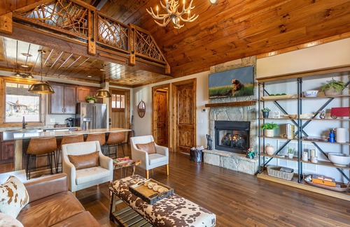 Elk Park Casa | CaBearnet at Eagles Nest - Sunrise & Sunset view! Pets, firepit, hot tub, amenities