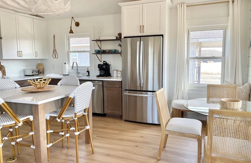 Nags Head Cabaña | Cabell’s Coastal Cottage-Sleeos 8,Jockey’s Ridge, 1 mile to beach Sunsets & Pets