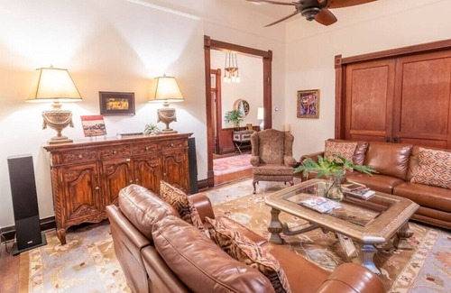 New Braunfels Villa | Cabernet Villa at Zink Haus*1 Block to Comal River*Walk to Downtown NBTX