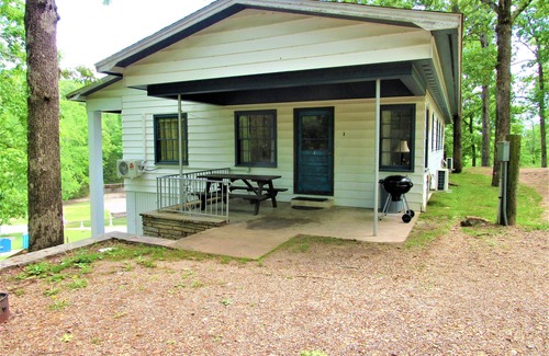 Almo Casa | Cabin 1 at Kentucky Lake's Lynnhurst Family Resort
