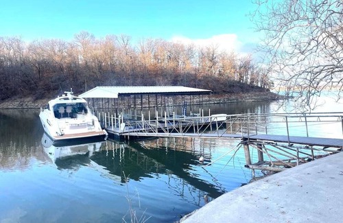 Dennis Cabina | Cabin One on waterfront point across from Monkey Island at Stony Point Resort