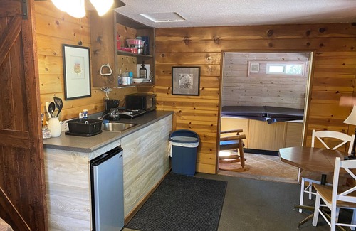 Payson Cabina | Cabin 1 - Sweetheart Deluxe Cabin - Two-room Cabin w/ Indoor Jacuzzi