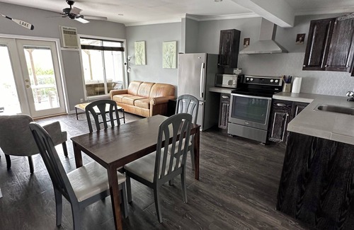 Central Okanagan Cabina | Cabin 11 at Peachland Beach Resort