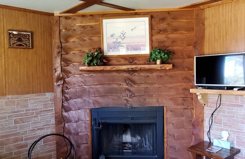 Gould City Casa | Cabin 11-The Fox Den at Sunset Pines Resort
