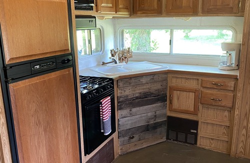 Huntsville Cabina | Cabin 2 near the river nestled next to Sam Houston Park with a fire pit