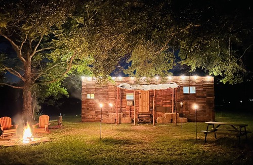 Huntsville Cabina | Cabin 2 near the river nestled next to Sam Houston Park with a fire pit