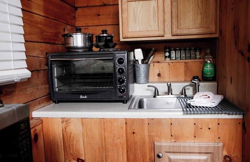 Columbia Cabina | Cabin 3 - Columbia Kentucky, Queen bed, Firepit