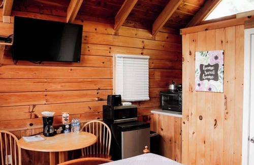 Columbia Cabina | Cabin 3 - Columbia Kentucky, Queen bed, Firepit