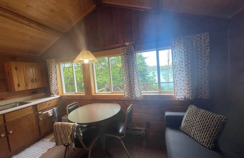 Ely Cabina | Cabin 3 'Kingfisher' 1 BR, 2 pp, overlooks lake, access to boats!