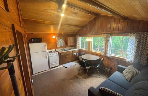 Ely Cabina | Cabin 3 'Kingfisher' 1 BR, 2 pp, overlooks lake, access to boats!