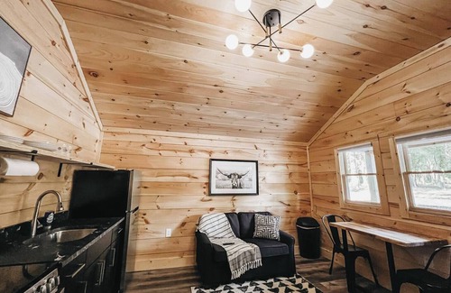 Hartwell Alquiler De RV | The tranquility of the woods is where you'll find Hartwell Cabins and RVs