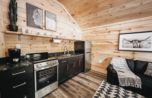 Hartwell Alquiler De RV | The tranquility of the woods is where you'll find Hartwell Cabins and RVs