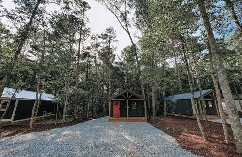 Hartwell Alquiler De RV | The tranquility of the woods is where you'll find Hartwell Cabins and RVs