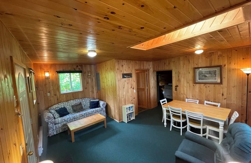 Ely Cabina | Cabin 4 'Eagle' 2-BR, 4-5 pp, overlooks lake, access to boats!