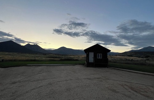 Almo Cabina | Cabin 5 at the Almo Inn Near City of Rocks/Castle Rocks Parks in Idaho