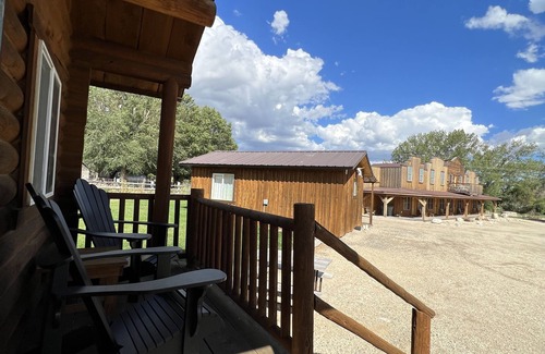 Almo Cabina | Cabin 5 at the Almo Inn Near City of Rocks/Castle Rocks Parks in Idaho