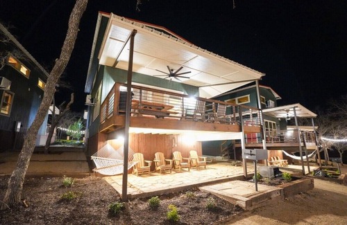 Bridgeport Cabina | Cozy Modern Lux Cabin, Hot Tub, FirePit, Games
