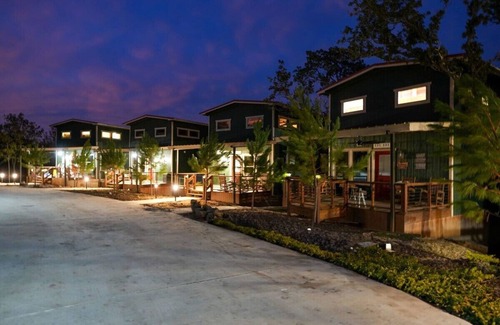Bridgeport Cabina | CampQYB- Modern Lux Cabin, Hot Tub, FirePit, Games