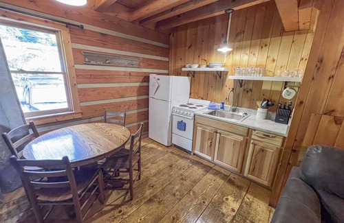 Cherokee Cabina | Cabin #6 - Riverfront w/ Gas Fireplace & more!