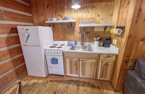 Cherokee Cabina | Cabin #6 - Riverfront w/ Gas Fireplace & more!