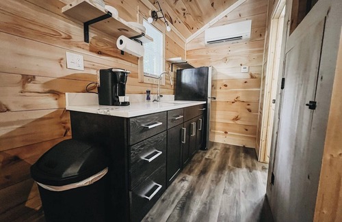 Hartwell Alquiler De RV | The tranquility of the woods surrounds Hartwell Cabins and RVs