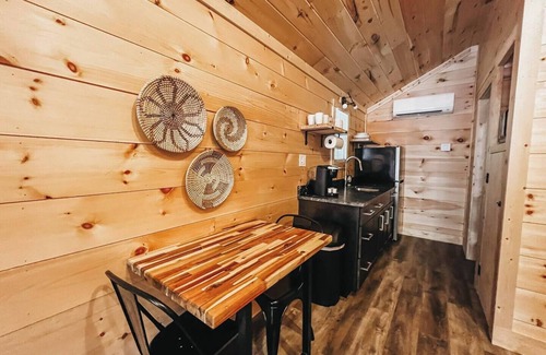 Hartwell Alquiler De RV | The tranquility of the woods surrounds Hartwell Cabins and RVs